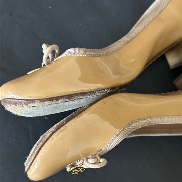 TORY BURCH Chelsea Nude Ballet
Heels Pumps Patent Leather Bow
Charm - Picture 9 of 15